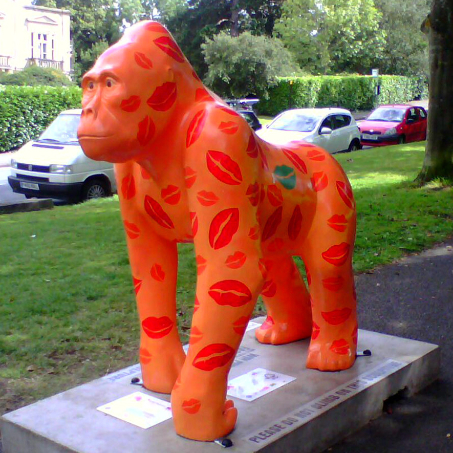 Fiberglass gorilla statue with painting red lip for garden and park decoration